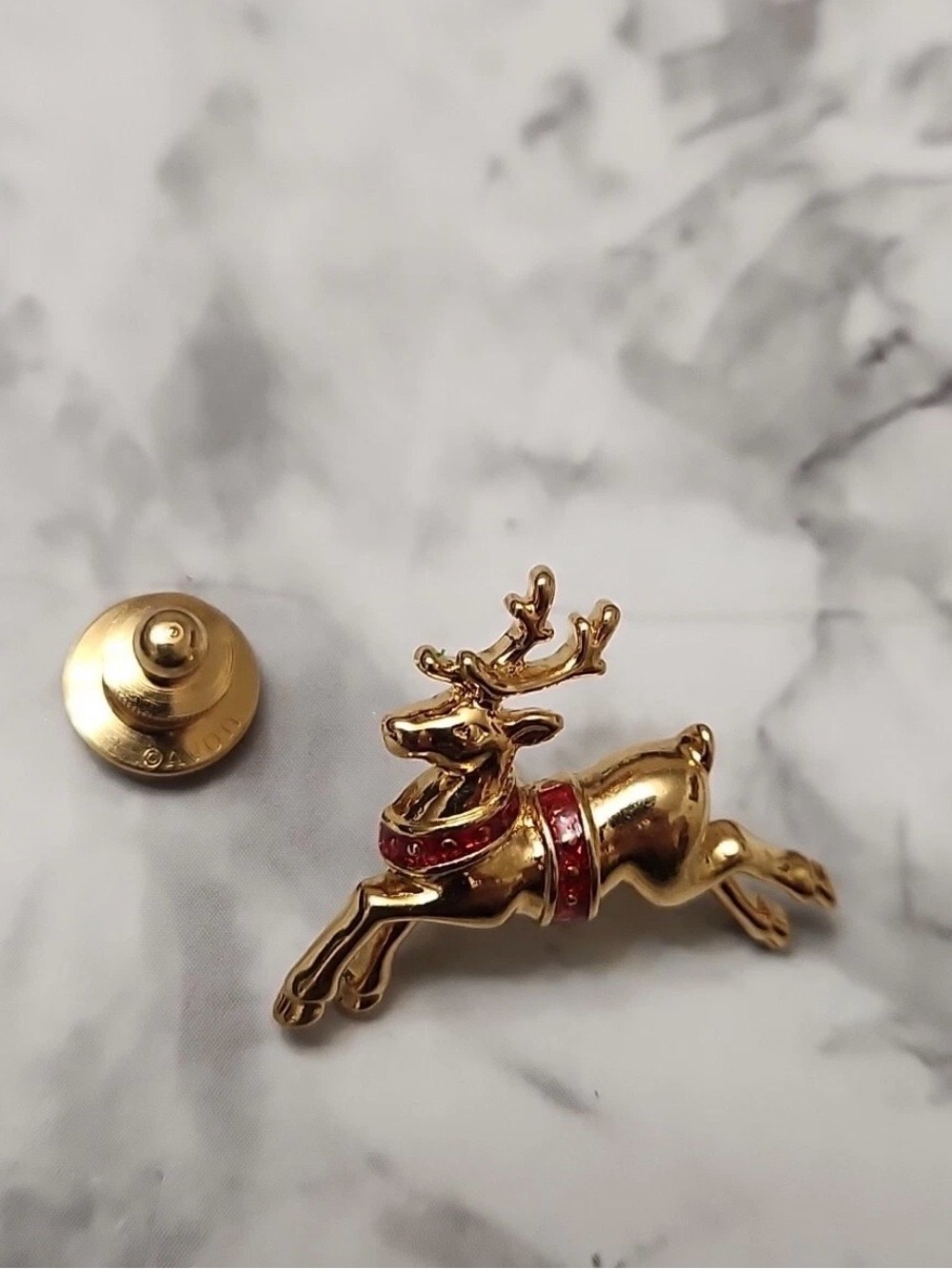 Avon Jumping Reindeer Xmas Gold Tone Lapel Pin Hat Lanyard Pins Tie Tack